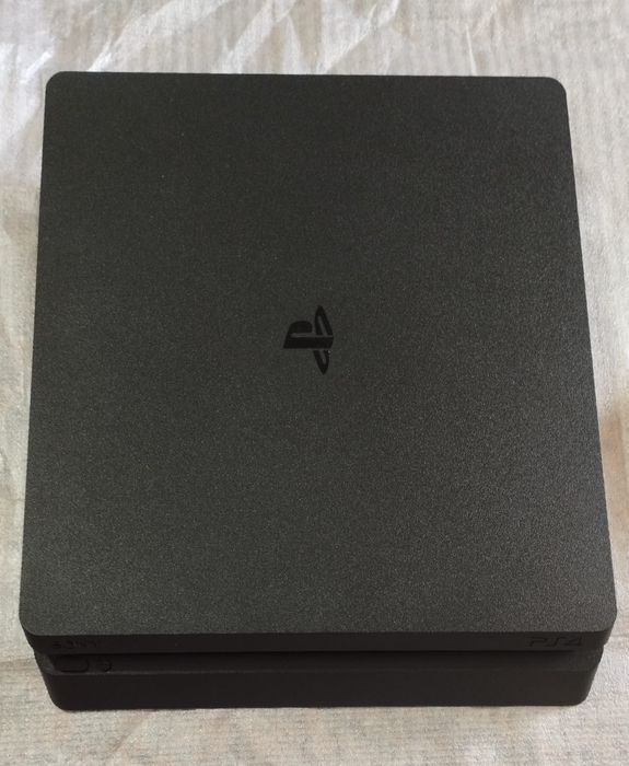 PS4 1Tb + Comando + 4 jogos