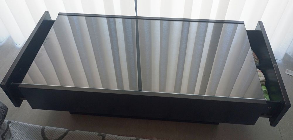 Mesa de centro sala madeira maciça vidro preto wengue  estilo moderno
