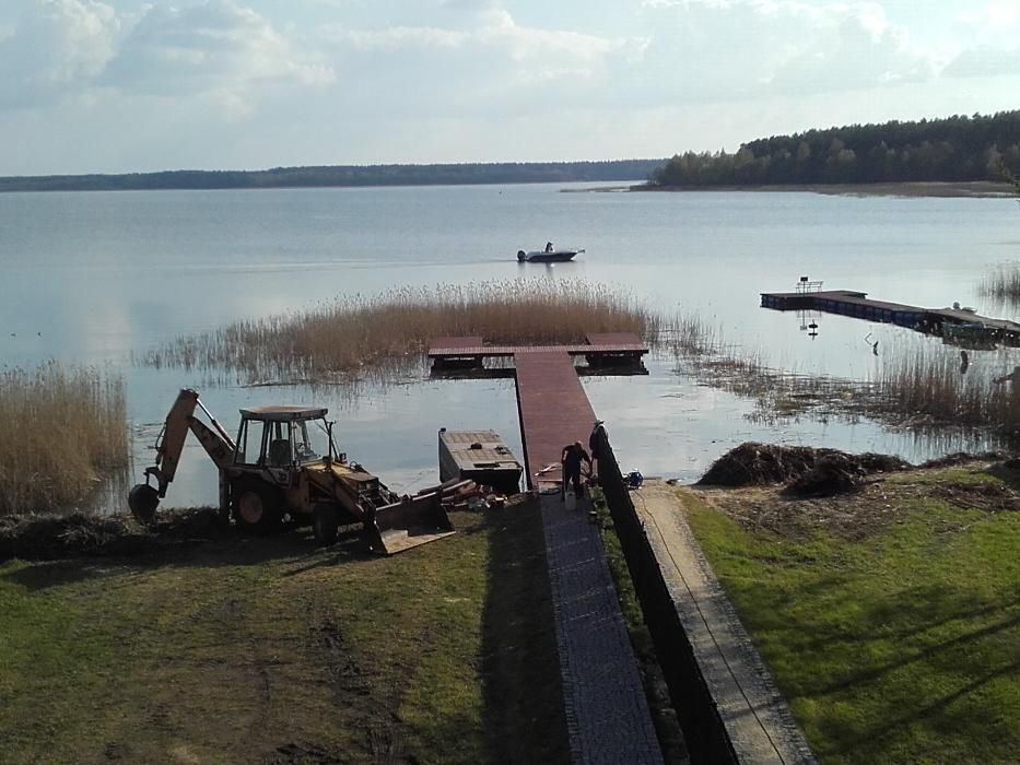 Budowa pomostów, wbijanie pali, kafar, umocnienia brzegów,