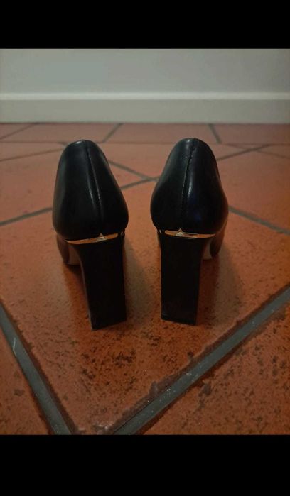 Sapato preto de salto alto ALDO