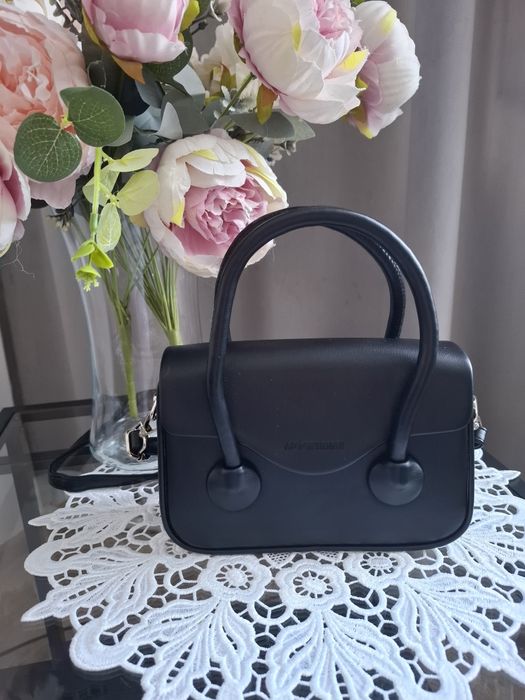 Mała czarna, elegancka torebka do ręki i na ramię, nowa