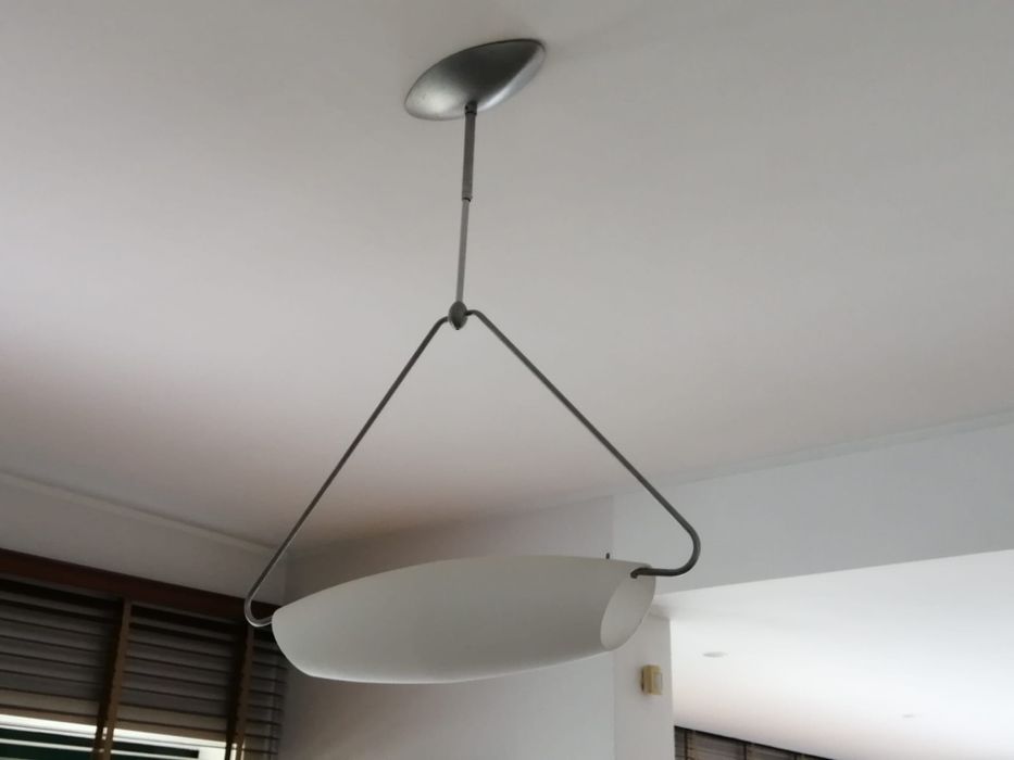 Candeeiro de sala de vidro branco e metal