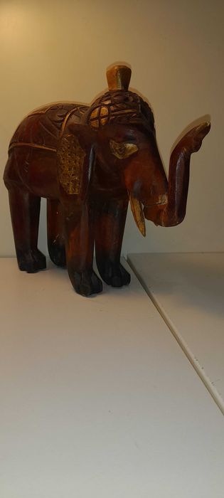 Słoń drewniany ręcznie wykonany .