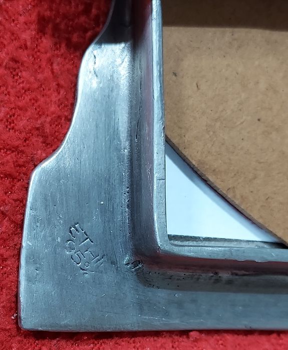 Moldura feita em estanho