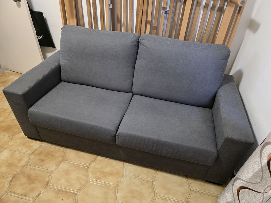 Sofá cinzento com pouco uso