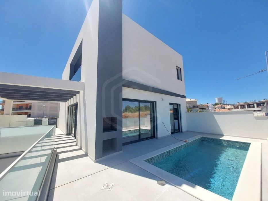 Moradia T3+1 localizada entre Portimão e Lagos, Algarve