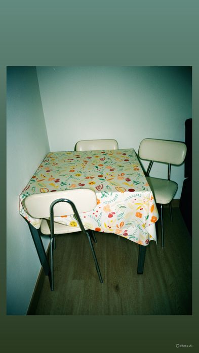 Mesa com 4 cadeiras