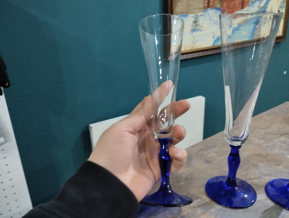 Kolorowe kieliszki stare szkło niebieskie