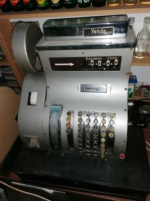 Máquina registadora NARIONAL antiga a funcionar