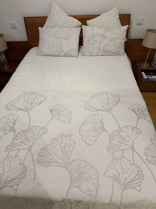 Mobília de quarto em cerejeira – cama, cómoda e 2 mesas de cabeceira