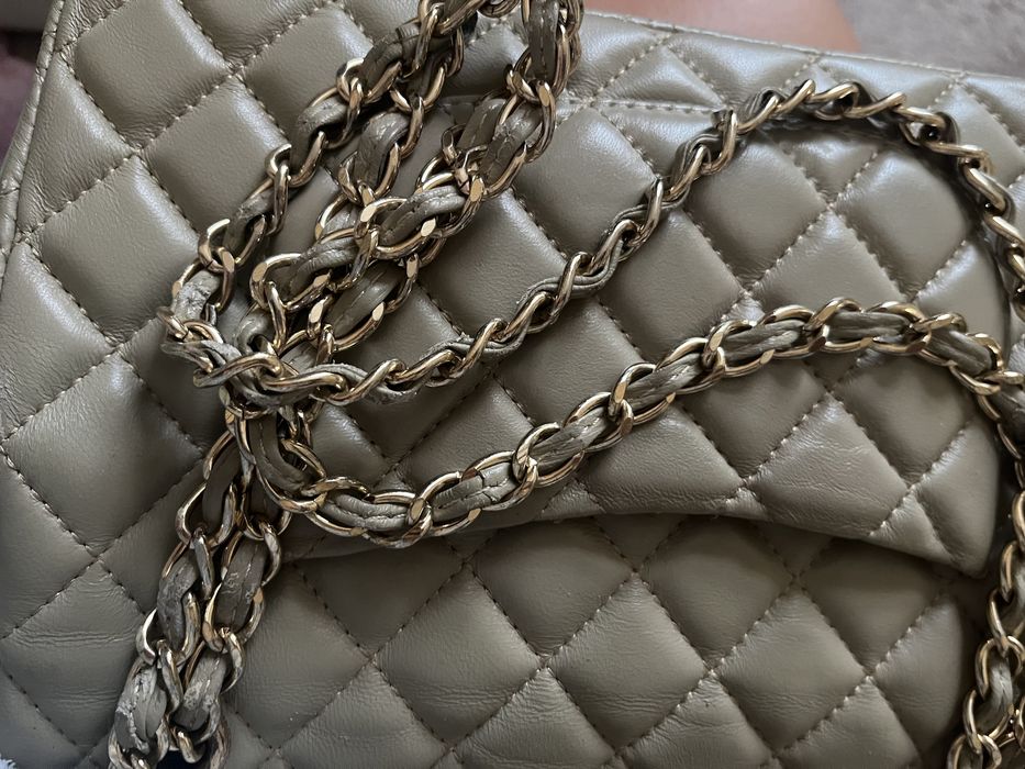 сумка сіро-бежевого кольору Chanel