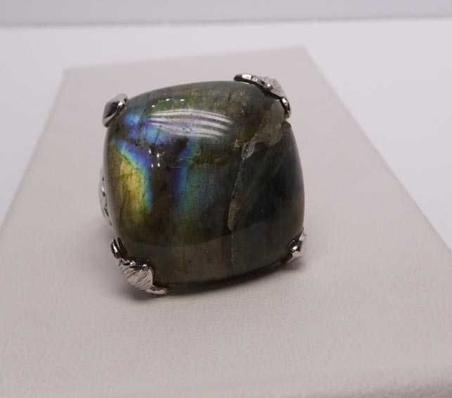 Srebrny pierścionek labradoryt R.22 ażurowe serca po bokach obrączki