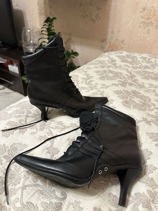 Жіночі ботильйони казаки чорні шкіряні з гострим носком на шнурівці
