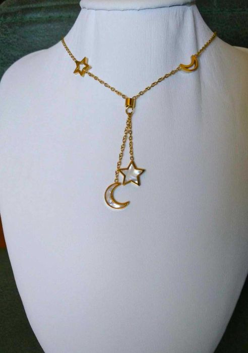 Colar Aço Dourado c/ Estrelas e Lua em Madreperol NOVO