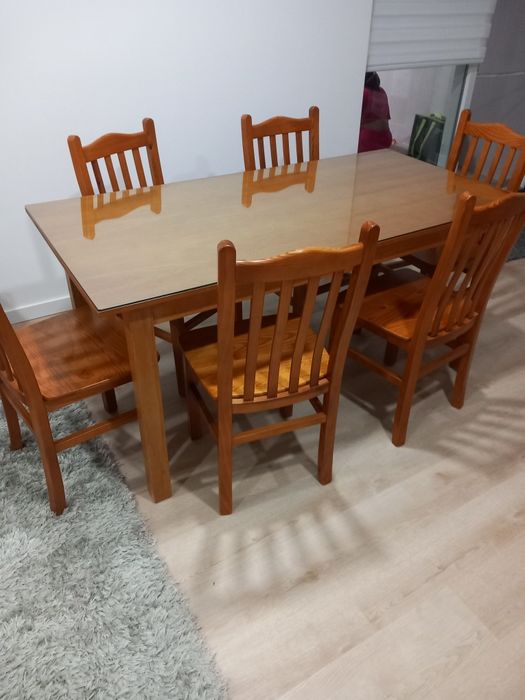 Mesa e cadeiras em pinho mel