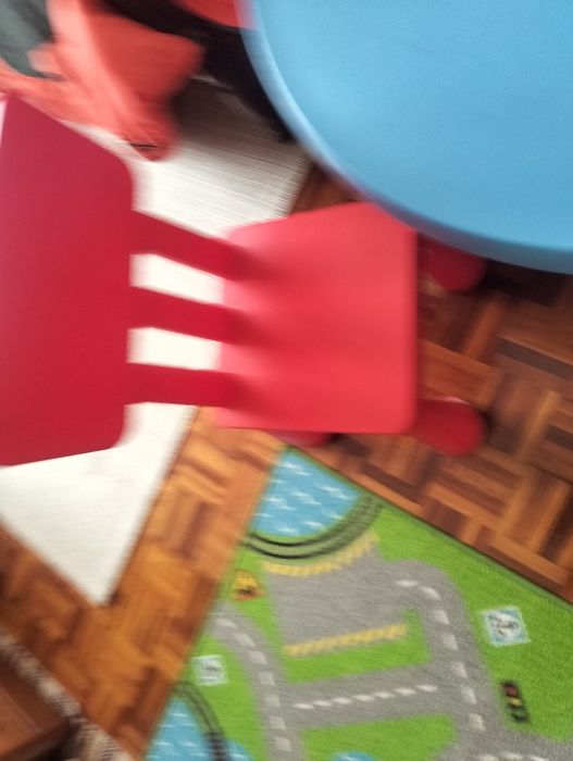 Mesa criança e 2 cadeiras  ikea