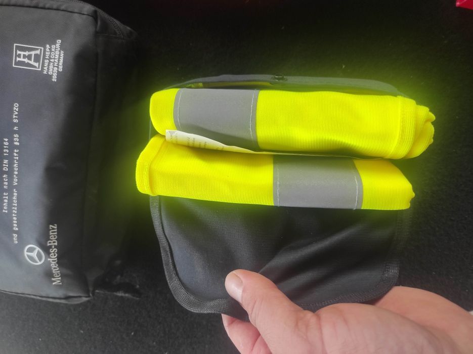 Аптечка mercedes фірмова 2028рік,жилетка,знак