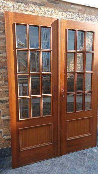 Portas de sala em madeira e vidro.