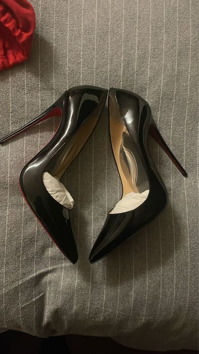 Louboutin semi novo na caixa