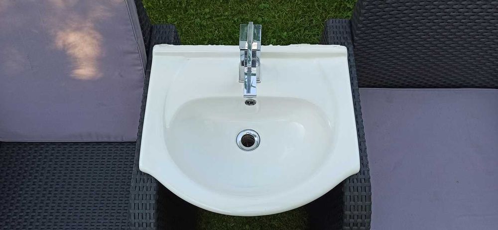 Umywalka, zlew łazienkowy biały komplet z baterią oraz syfonem.