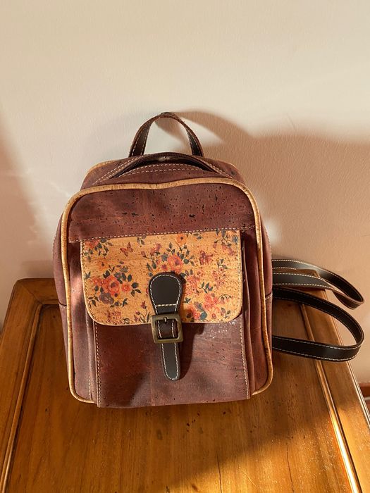 Mochila de cortiça e pele