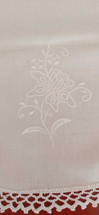 Conjunto de panos de quarto em renda e linho