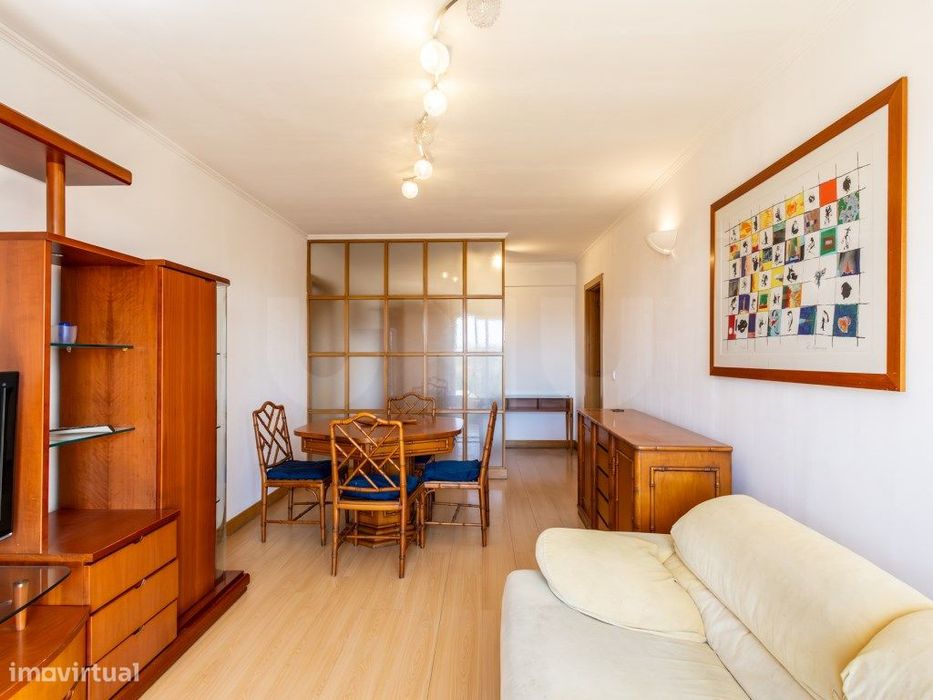 Apartamento T2 mobilado com lugar de garagem para arrendamento