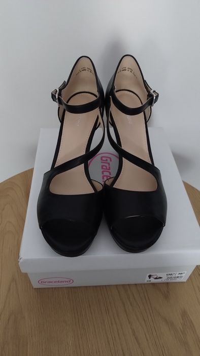 Czarne   obcasy Deichmann