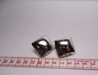 Srebrne pękate kolczyki romby wycinane ozdoby sztyfty