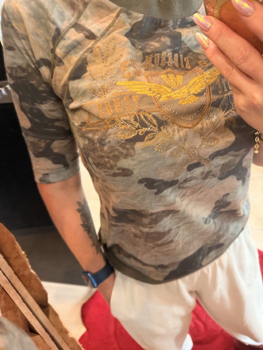 Koszulka moro z złotymi aplikacjami – militarny styl