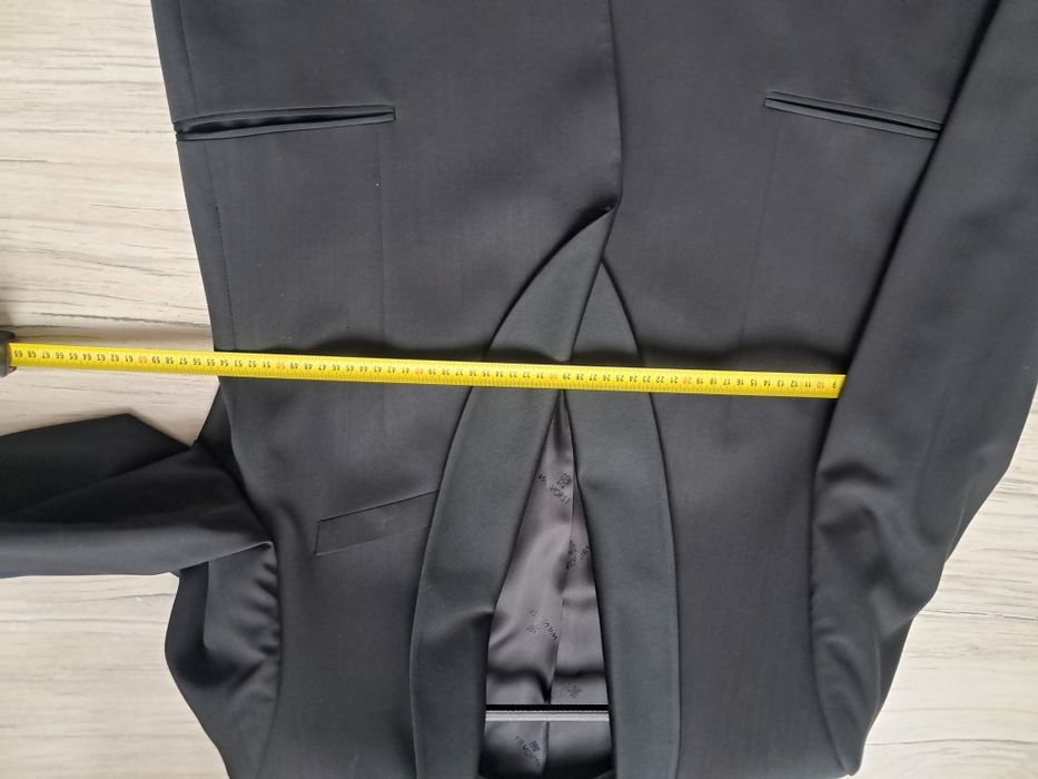 Elegancki czarny garnitur męski