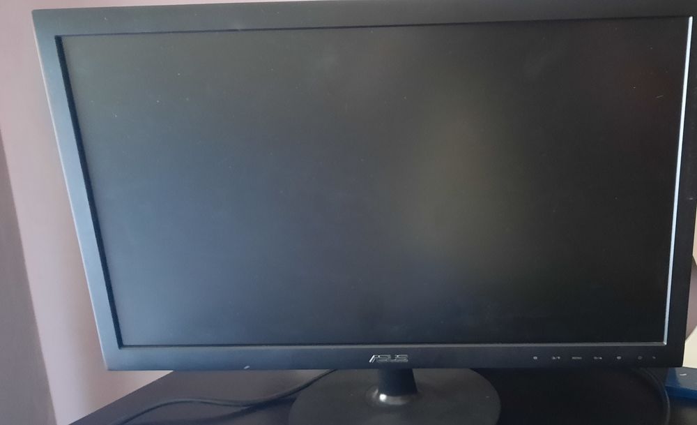 Monitor de computador com impressora e teclado