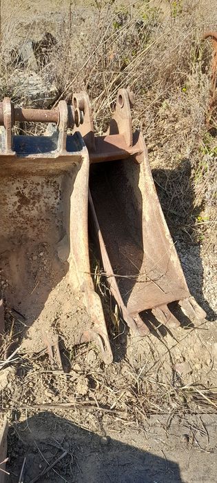 Diversos baldes para máquina Jcb e um riper