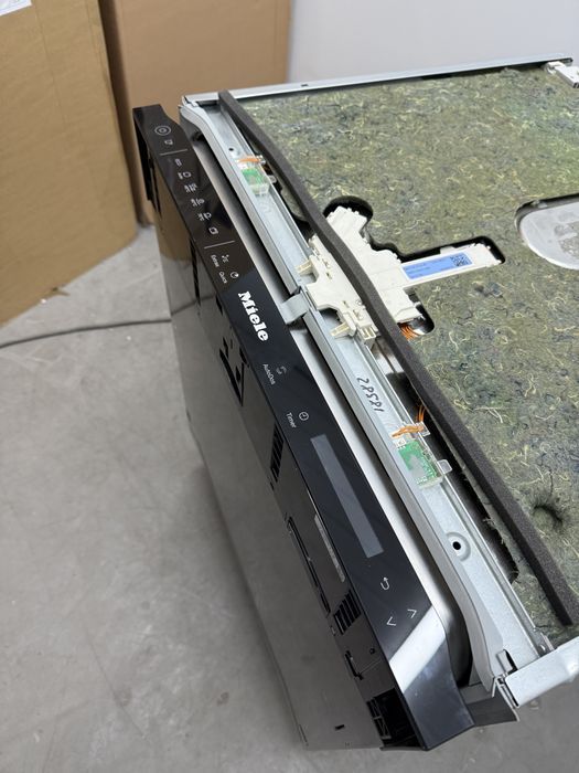 Нова посудомийна машина Miele G7790