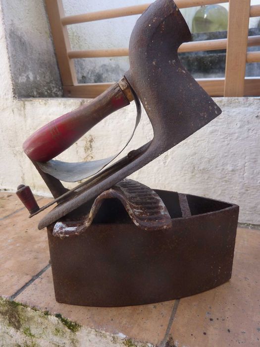 Engomar com calor do carvão