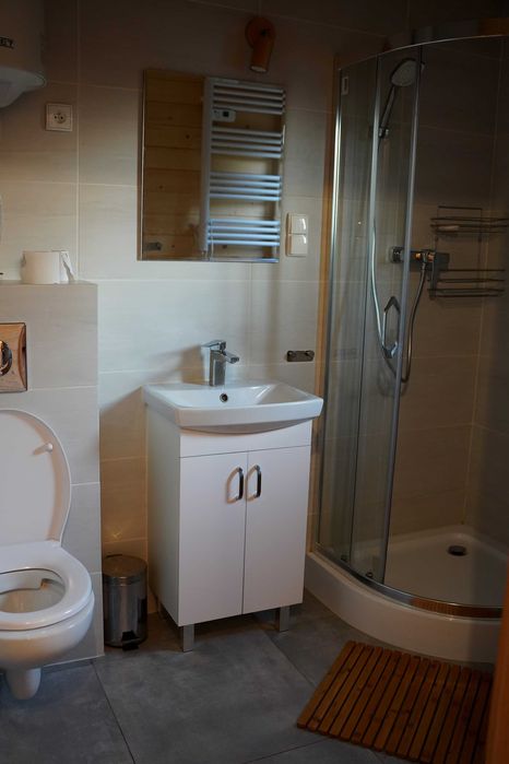 Noclegi dla firm, kwatery pracownicze, pokoje, domek ogrzewany z WiFi.