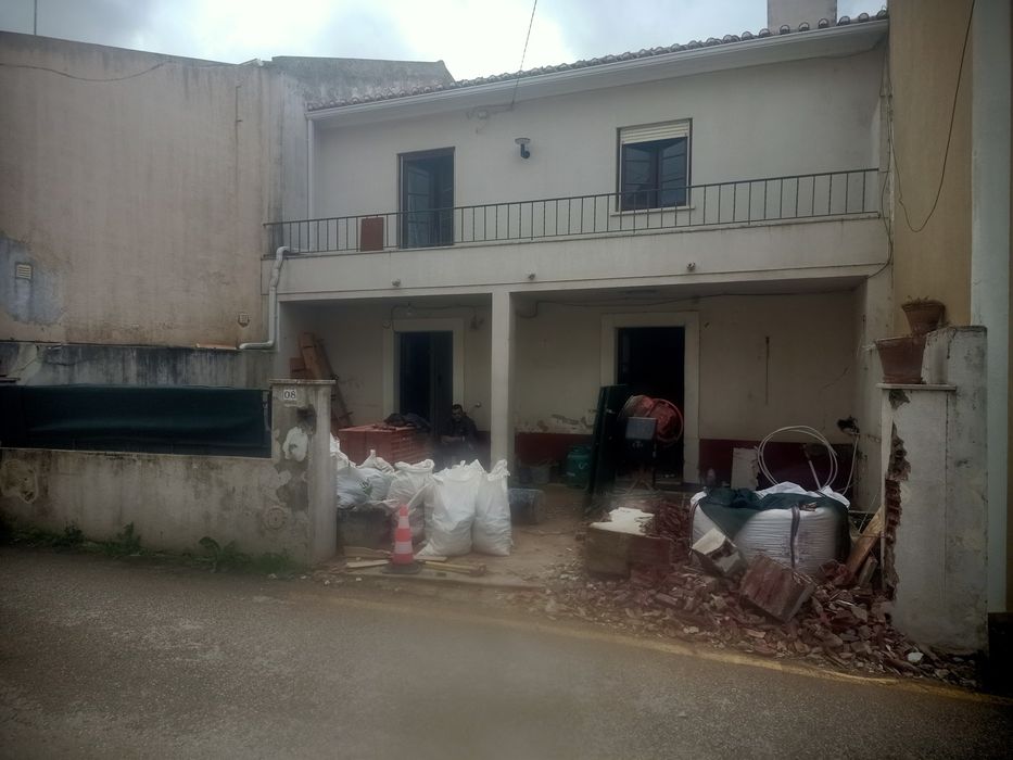 Obra gera lpladur avanaria rebouca  pintar electricidade remodelar cozinha casa de banho canalizacao ceramica