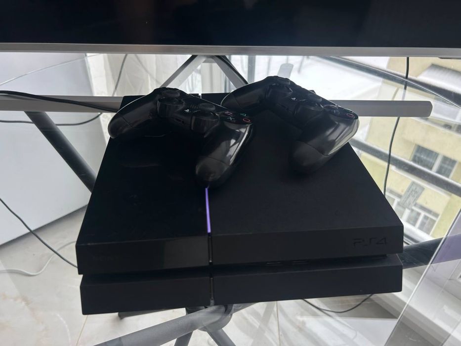 Sony PlayStation 4  1000gb + 2 геймпади