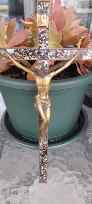 Crucifixo antigo em metal com madrepérola
