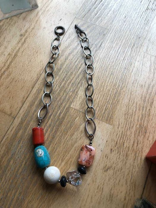 colar de pedras colorido