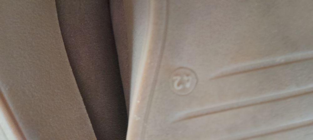 Sapatos camurça, sola borracha, extremamente confortáveis, novos