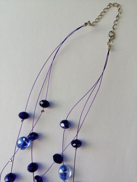 Naszyjnik z koralikami perłowymi.