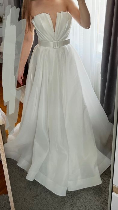 Весільна сукні зі шлейфом