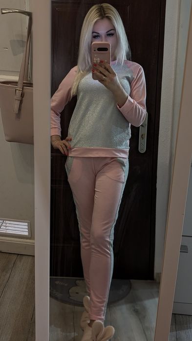 Sprzedaję bardzo ładny dres.