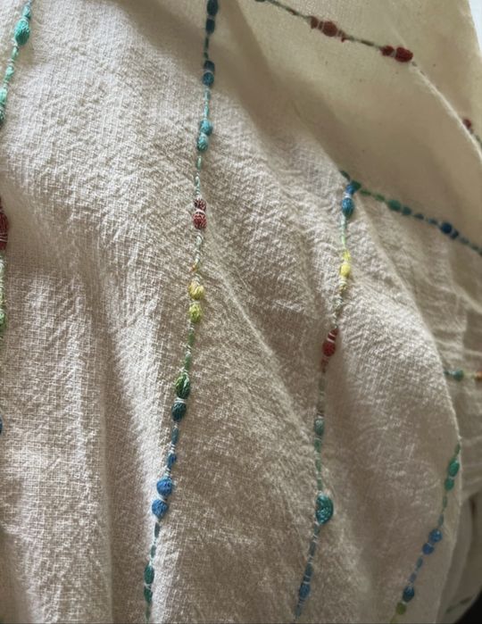 Camisa Pinka tom crú com bordados de várias cores