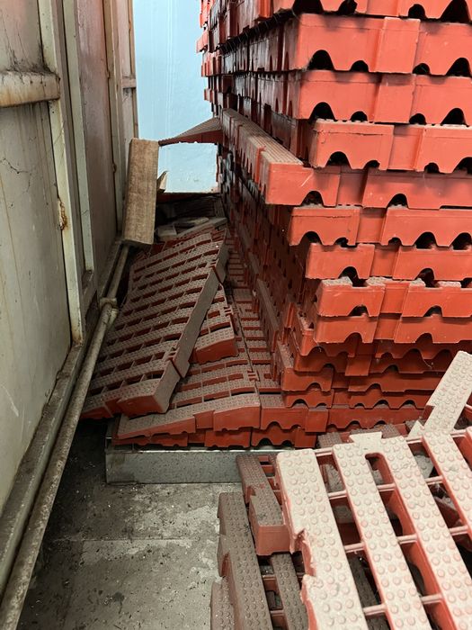 Vendo Grelhas/Piso Industrial de 500x500x50mm em bom estado (tenho 100m2)