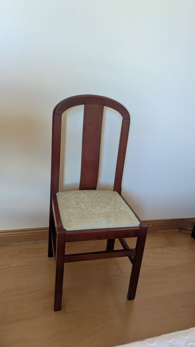 Mobília de quarto (cama, cabeceiras, cadeira, cómoda)