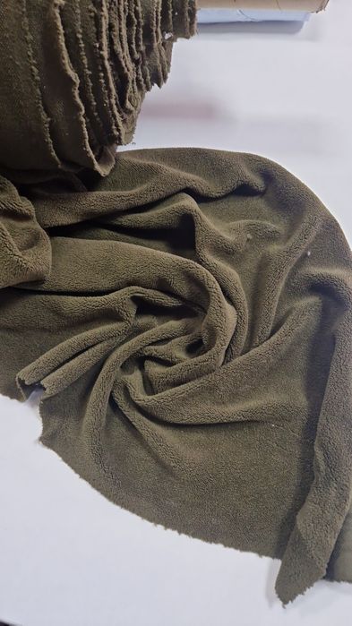 Tkanina oliwkowa grubsza szer.150 cm.