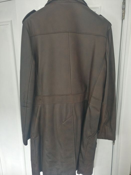 Gabardina em pele estilo militar