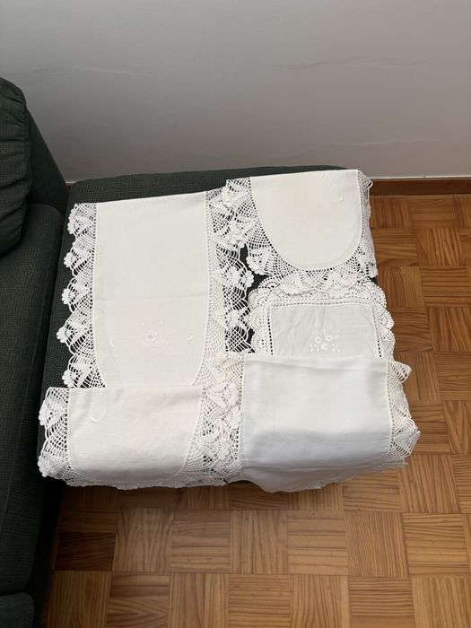 Varios naprons brancos com renda novos